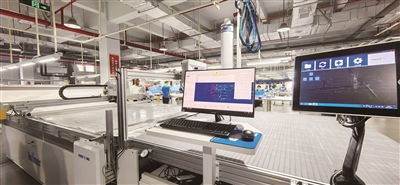 智能工廠生產(chǎn)忙