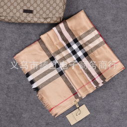 捧紅圍巾 保暖與時尚的完美結(jié)合